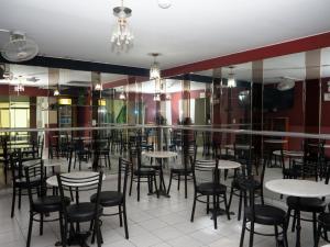 利马Hostal Sueños的一间在房间内配有桌椅的餐厅