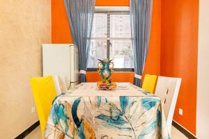 开封河南省开封市·河南大学·路客精品公寓·00140700的一间用餐室,配有一张桌子和花瓶