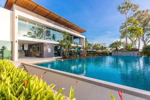 芭东海滩Wyndham Grand Phuket Kalim Bay的享有带游泳池的外部景致