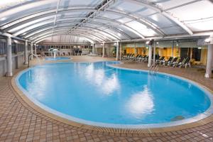 桃园市住都大飯店的大楼里一个蓝色的大泳池