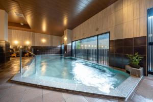 天理市GRANDVRIO HOTEL NARA -WAKURA- -ROUTE INN HOTELS-的一座建筑物内的游泳池