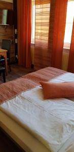 霍夫阿特西酒店的一间卧室设有两张床、一张桌子和一个窗口