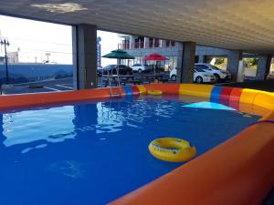 丽水市Gold Beach Resort的一个带彩虹色充气游泳池的游泳池