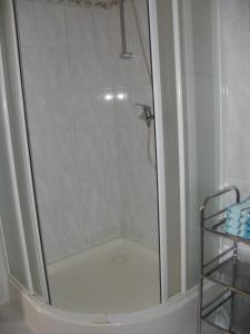 Klecany奥尔加膳食公寓的浴室里设有玻璃门淋浴
