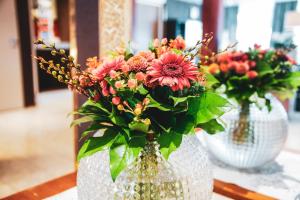 玛丽港萨沃伊酒店的两只白花瓶,桌子上放着鲜花