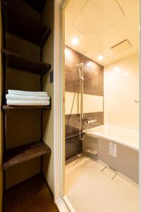 金泽Higashiyama Sho的带淋浴、盥洗盆和浴缸的浴室