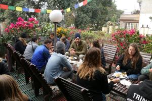 加德满都香格里拉精品酒店的一群坐在桌子旁吃食物的人