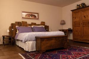 奥斯塔多莫斯蒂卡奥斯塔酒店的一间卧室配有一张带木制床头板的床