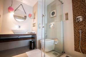 科钦Hotel Span International的带淋浴、卫生间和盥洗盆的浴室