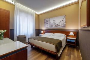 维罗纳Mastino Rooms的酒店客房带一张床和一个厨房
