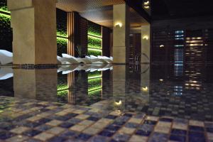索瓦塔Fabesca Boutique Hotel & SPA的带淋浴的浴室,铺有 ⁇ 板地板