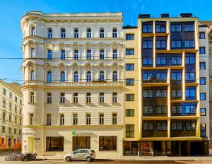 维也纳维也纳H酒店的前面有停车位的建筑