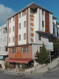 伊斯坦布尔NEW BEYLERBEYİ HOTEL的建筑一侧有酒店标志的酒店