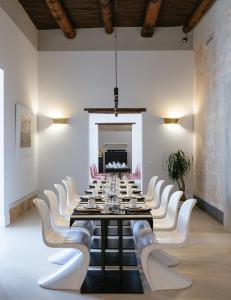 那不勒斯Artemisia Domus - Centro Storico的一间大餐厅,配有长桌和白色椅子