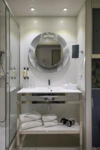 阿雅克修阿雅克肖阿米雷特贝斯特韦斯特酒店的一间带水槽和镜子的浴室