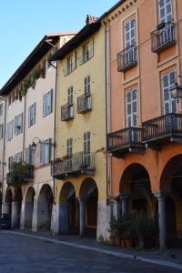 比耶拉Albergo e Ostello della gioventù Biella centro storico的街道上设有拱门和阳台的建筑