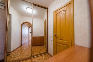 托木斯克Большая Подгорная 57 квартира-студия с утепленной лоджией的一条带镜子和门的空走廊