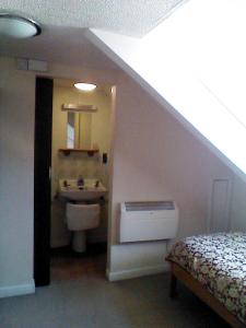 Mountbatten Hotel的一间浴室