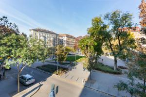 布达佩斯SB Panzió的享有树木和建筑的街道的空中景致