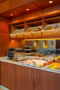 里斯本多姆卡洛斯自由酒店的包含多种不同食物的自助餐
