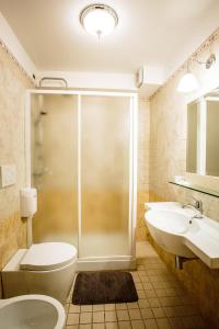 切拉诺Hotel Guerrinuccio的带淋浴、卫生间和盥洗盆的浴室