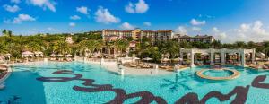 圣约翰斯Sandals Grande Antigua - All Inclusive Resort and Spa - Couples Only的一座度假村游泳池,其背景是度假村