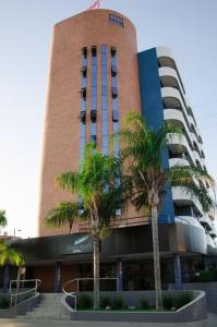 费拉迪圣安娜克拉斯公寓式酒店的一座棕榈树建筑
