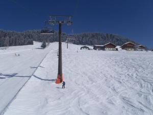 克雷纳尔Vorderstuhlhof的滑雪者在雪覆盖的滑雪坡上滑雪,并乘坐滑雪缆车