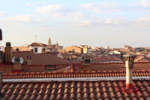 塞哥维亚VUT Skyline的从建筑屋顶上可欣赏到城市美景