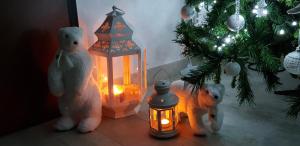 巴里马塞洛住宿加早餐旅馆的两只泰迪熊站在灯笼和圣诞树旁边