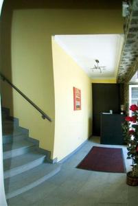 圣克鲁斯达格拉西奥萨卡萨法伊阿斯酒店的大楼内带楼梯的走廊