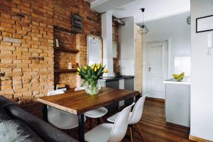 托伦欧罗巴公寓的一间设有砖墙和木桌及椅子的用餐室