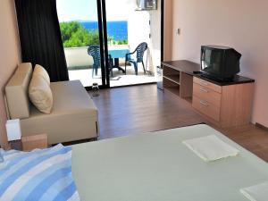 穆泰尔岛Villa Ana的带沙发、电视和桌子的客厅