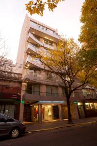 布宜诺斯艾利斯洛赛德尔套房公寓的前面有停车位的建筑