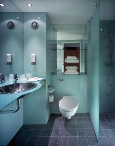 伦敦伦敦西部戴斯酒店的一间带卫生间和水槽的浴室