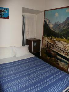 里斯本银色膳宿酒店的一间卧室配有一张壁画床