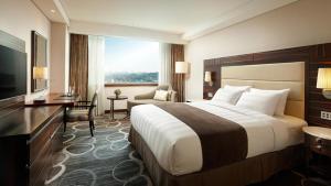 蔚山蔚山乐天酒店的酒店客房设有一张大床和一台电视。