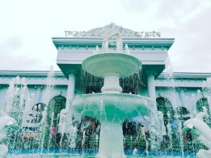奠边府市Mường Thanh Grand Dien Bien Phu Hotel的建筑物前的喷泉