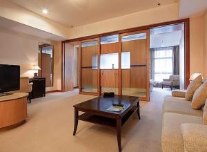 大连大连雅泰服务公寓（原盛捷港湾服务公寓）的带沙发和咖啡桌的客厅
