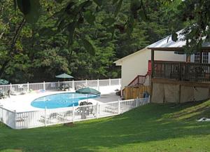 鸽子谷埃克斯普洛利亚山地草甸度假酒店的一座房子旁的院子内的游泳池