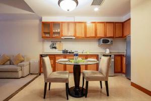 大连大连雅泰服务公寓（原盛捷港湾服务公寓）的一间厨房,里面配有桌椅