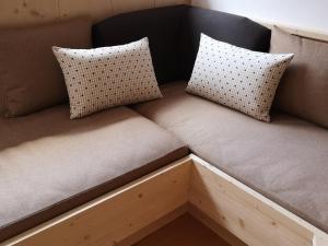 坎波图雷斯Aussermairhof的一张带两个枕头的棕色沙发