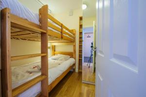 Sainte-Foy-l'Argentiere Apartment Sleeps 4客房内的一张或多张双层床