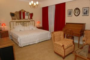 布宜诺斯艾利斯探戈古董精品酒店的一间卧室配有一张床、一张桌子和一把椅子