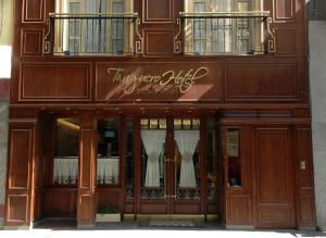 布宜诺斯艾利斯探戈古董精品酒店的玻璃门楼前的商店