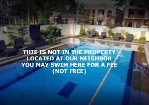 杜马格特Sulit Budget Hotel near Dgte Airport Citimall的某酒店游泳池的报价
