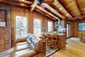 Green Mountain FallsChipmunk Cabin的带沙发和桌子的客厅以及厨房。