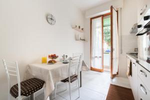佛罗伦萨Careggi Home的一间白色的厨房,配有桌椅