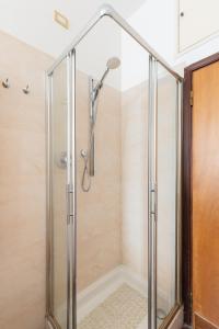 佛罗伦萨Careggi Home的浴室里设有玻璃门淋浴