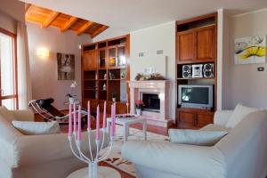 克雷米亚Villa Principessa的客厅配有白色家具和壁炉